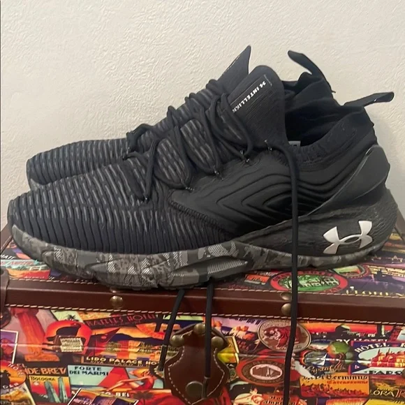 Under Armour Black and Gray Athletic Shoes with Dynamic Design - Picture 1 of 1